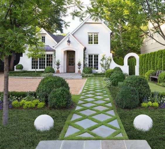 Enhancing Curb Appeal: The Key to Selling Your Home