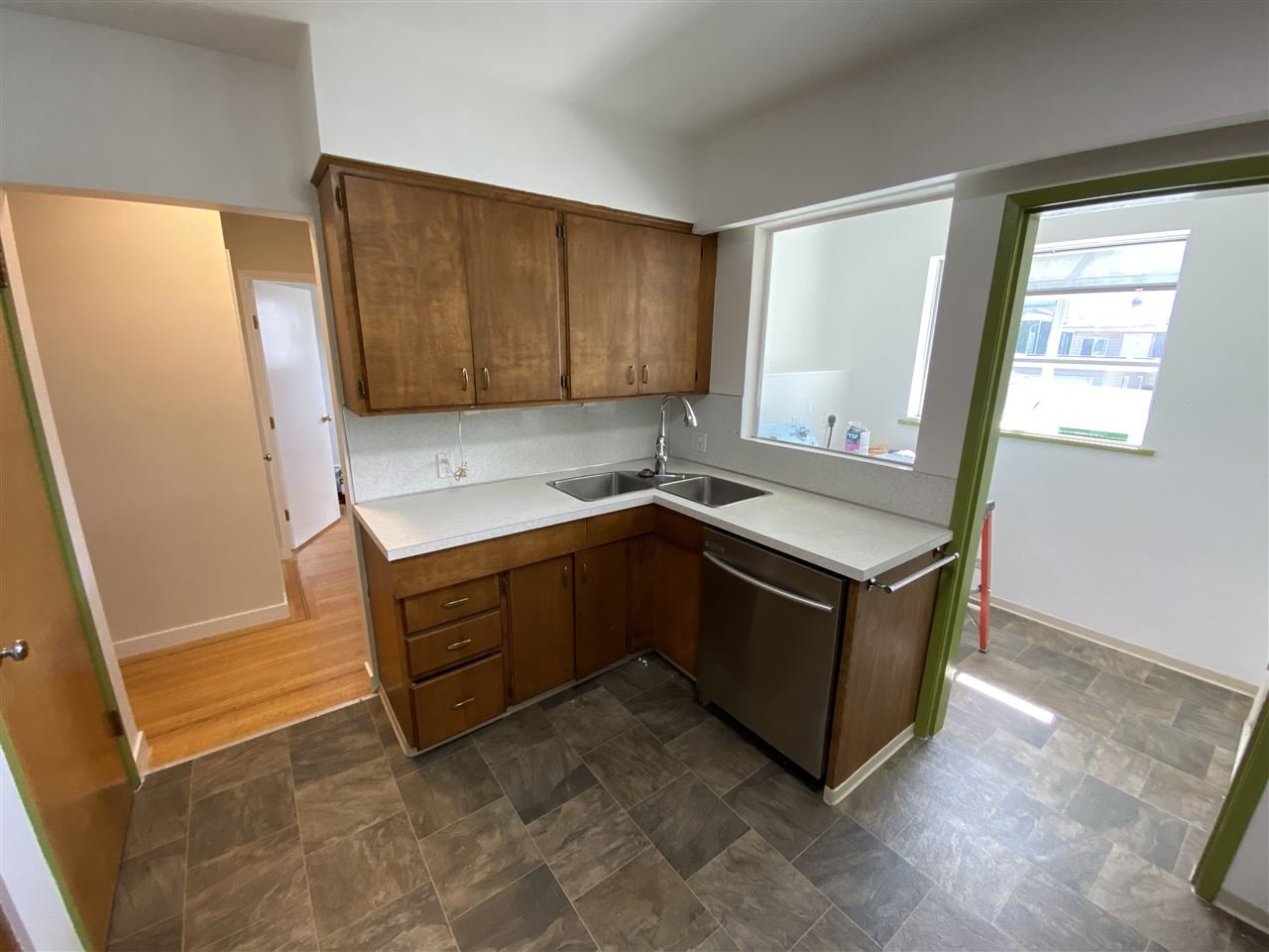 864 E 52nd Ave
