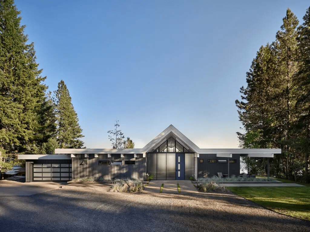 An Eichler-Inspired Lake Home