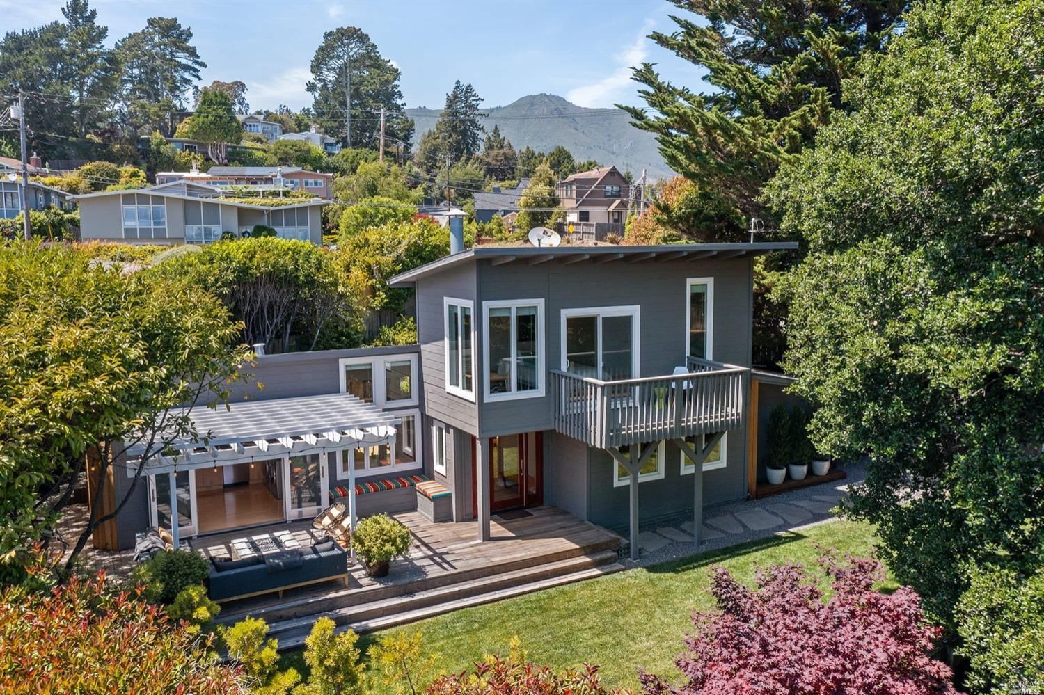2 Cedarwood Ln