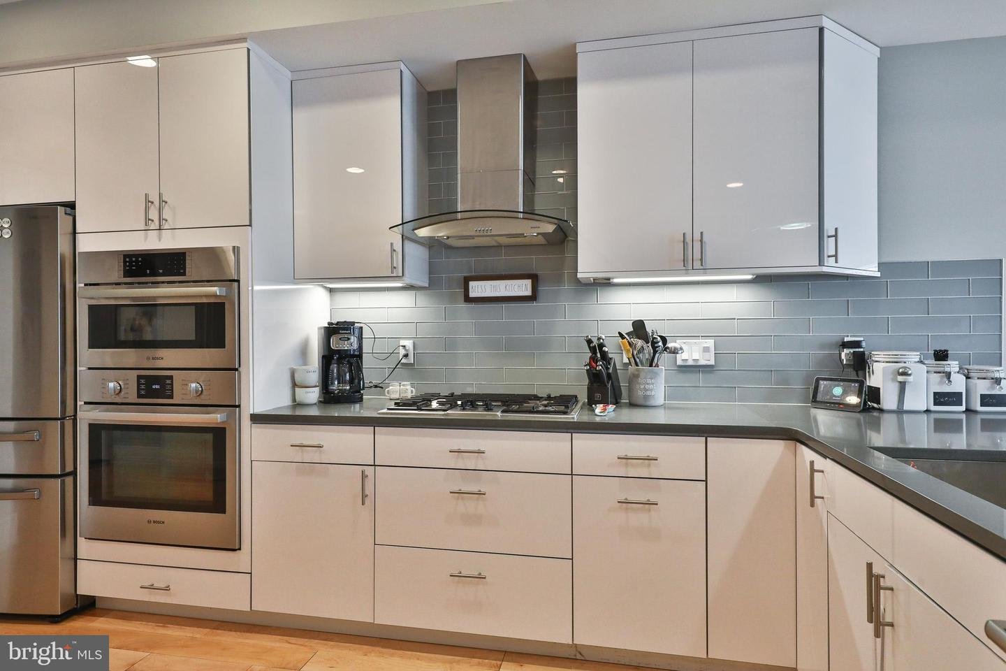 Modern sophisticated bi-level condo in Grad Hospital