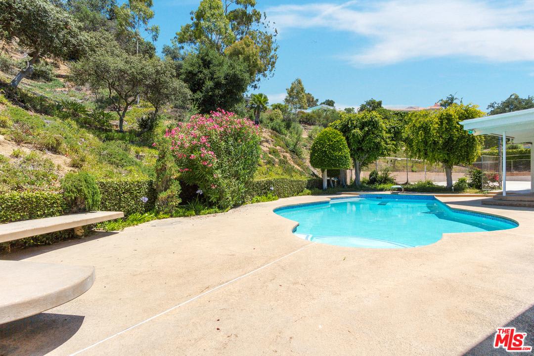 8900 Alto Cedro Drive