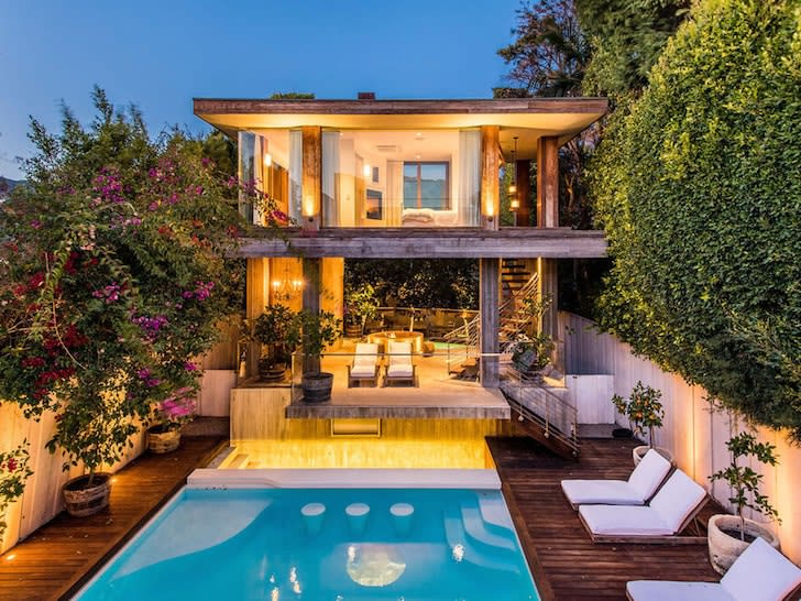 PAM ANDERSON SAYS GOODBYE TO MALIBU Sells Home And May Have Shattered Real Estate Record