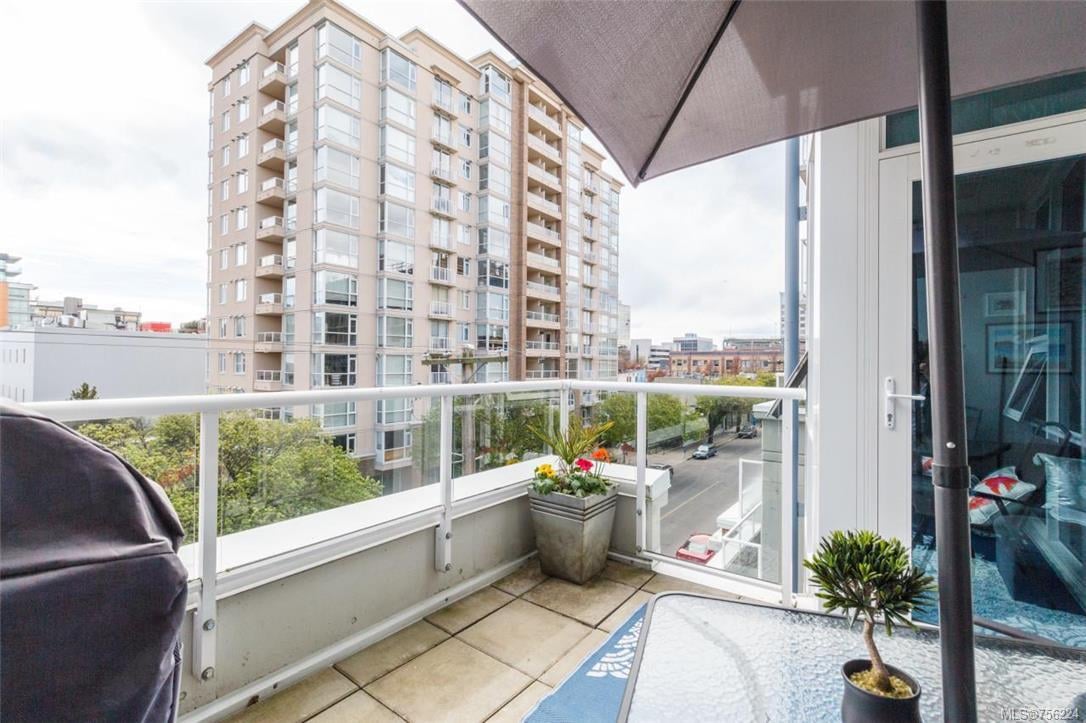 405-860 View St