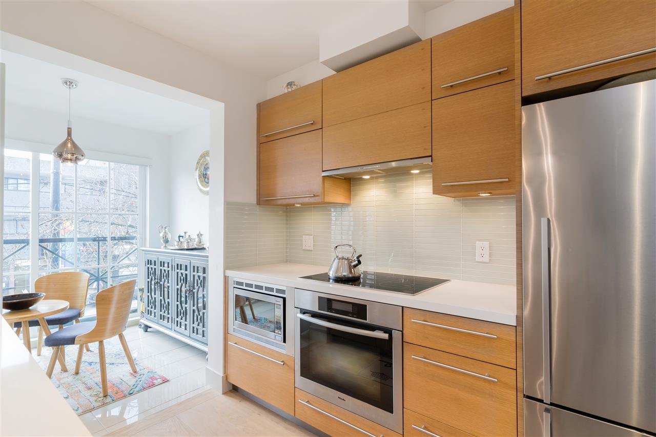 202-4463 W 10th Ave