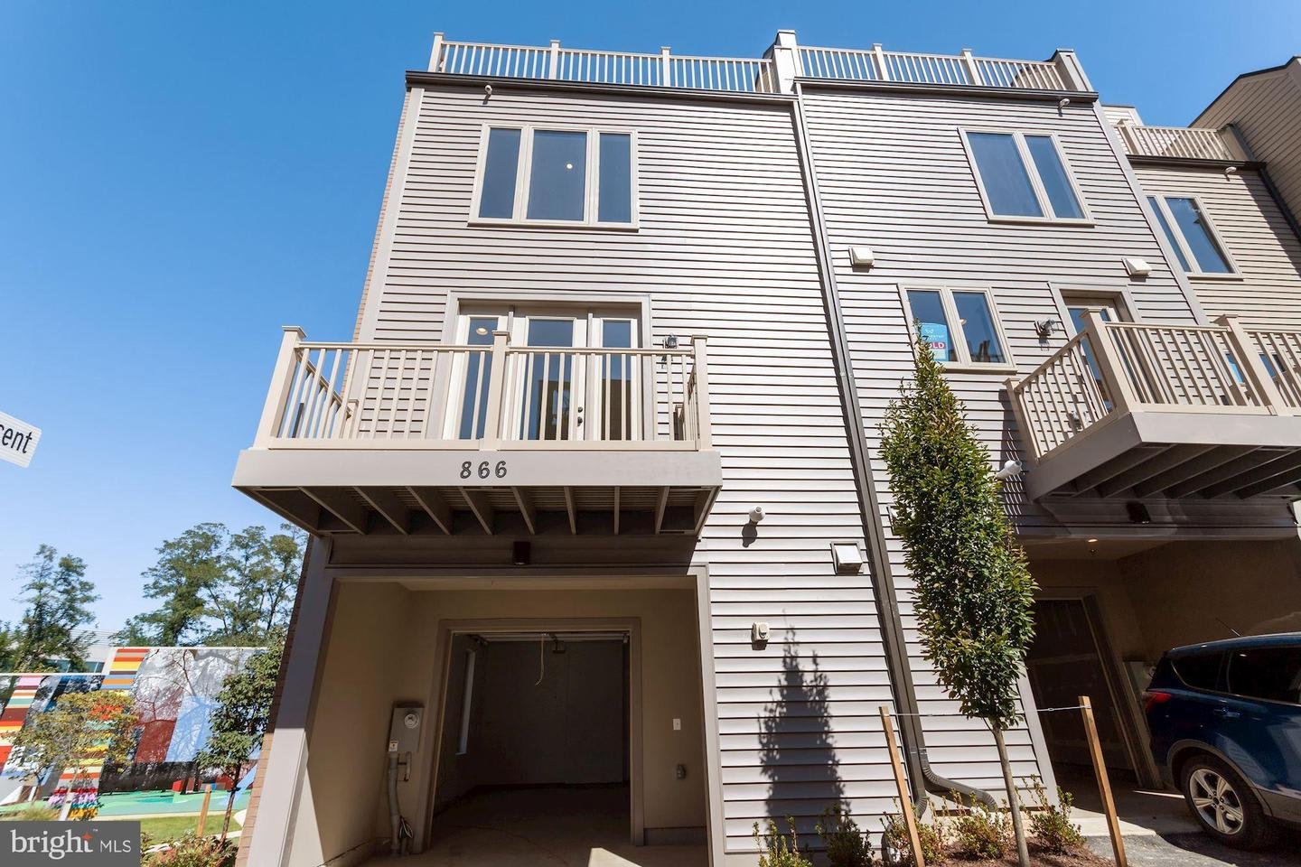 864 Thompson Cres