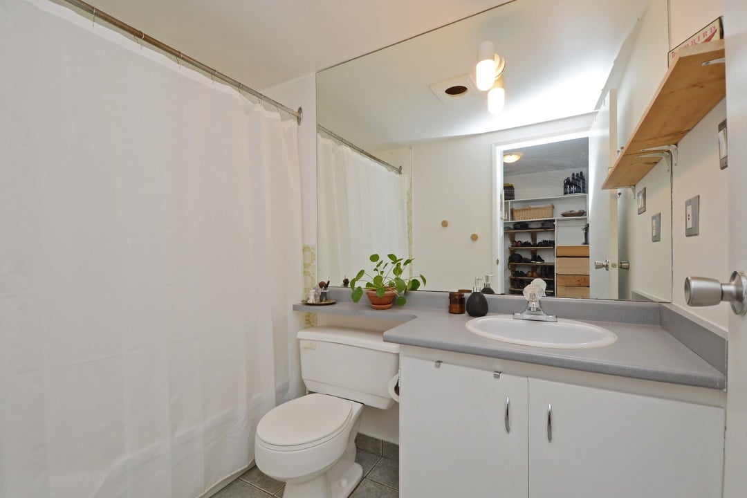 204-570 E 8th Ave