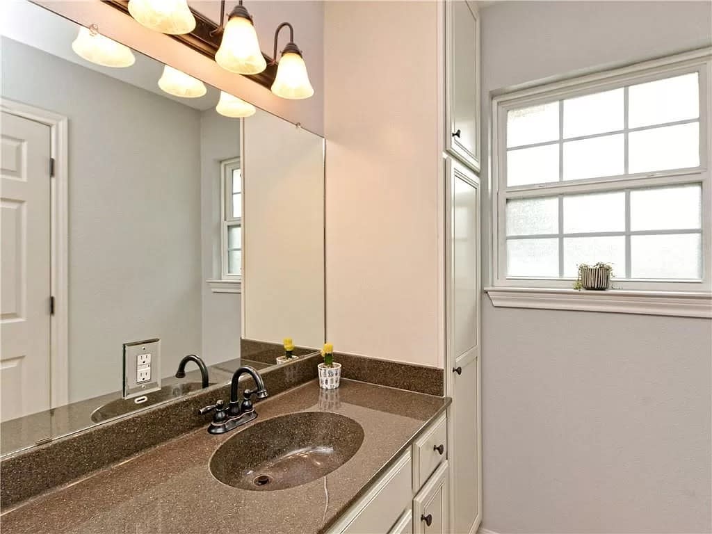 1407 W 39th 1/2 St APT 203