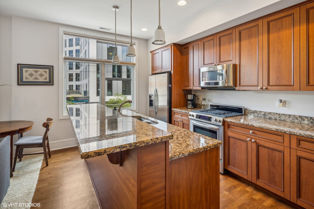 711 W GRAND AVE, #201