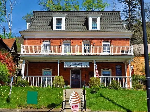 4 W Main St