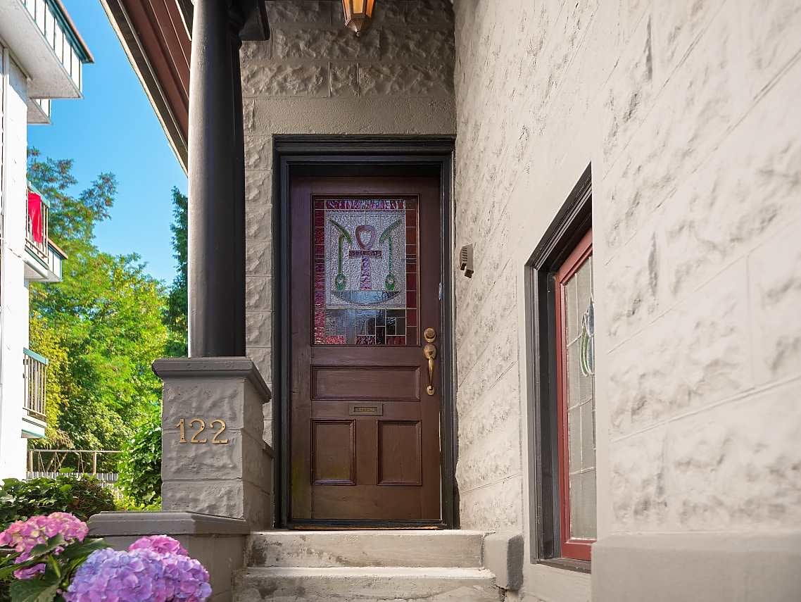 122 W 10th Ave