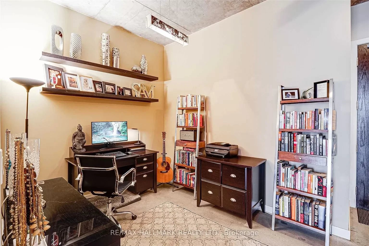 302 - 19 Brant St
