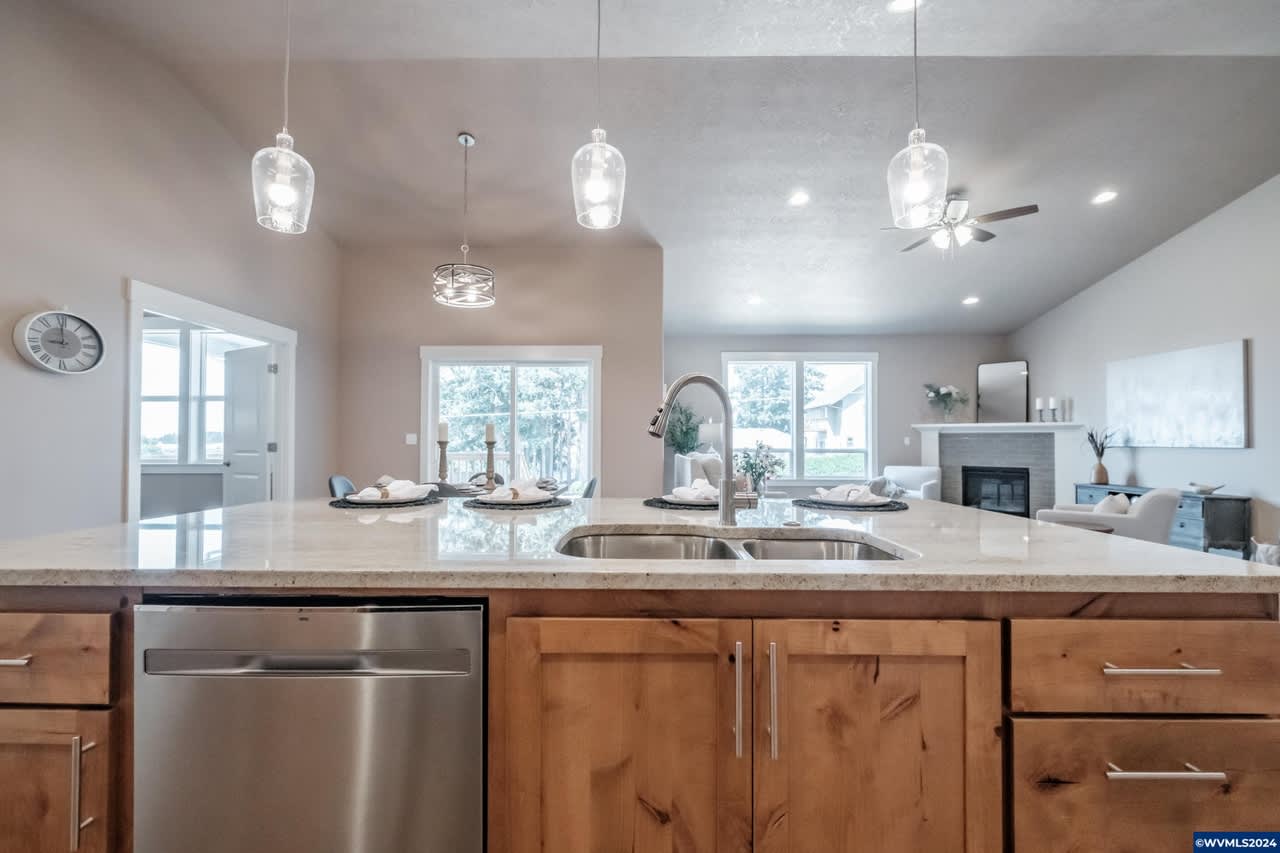 704 NW George Ct