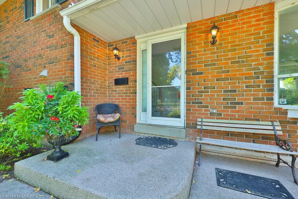 2069 THORNLEA Drive Oakville