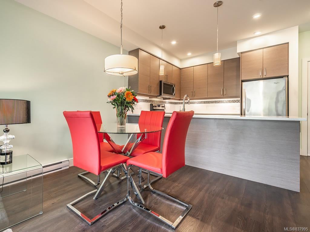 302-7111 W Saanich Rd