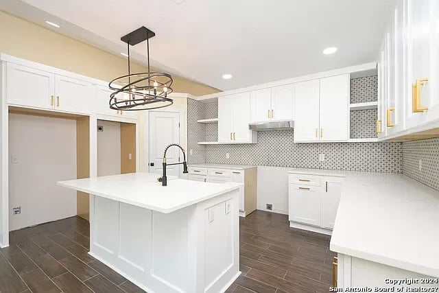 2431 W Woodlawn Ave