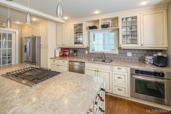 271 Cadillac Ave, Saanich