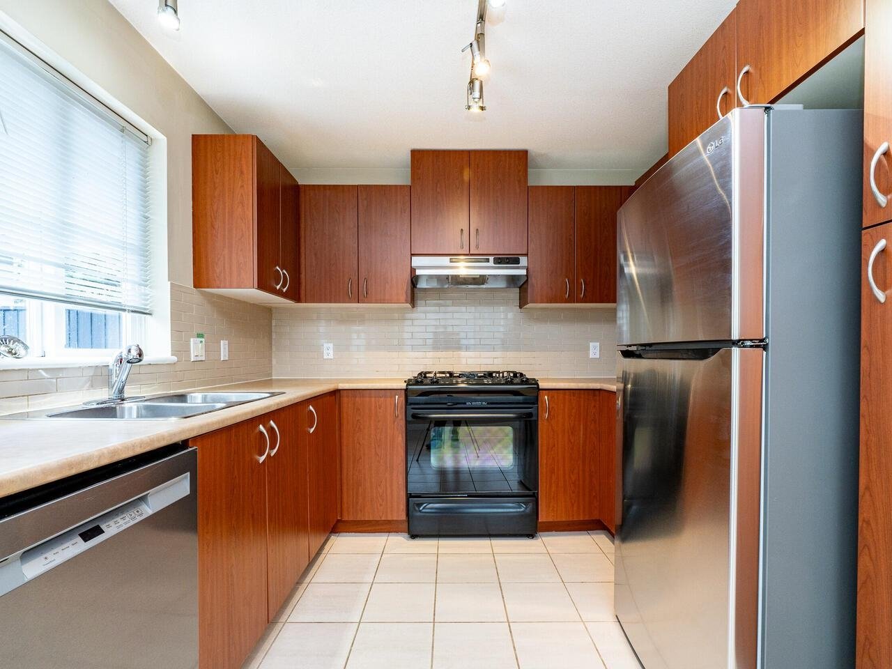 412-9233 Government St
