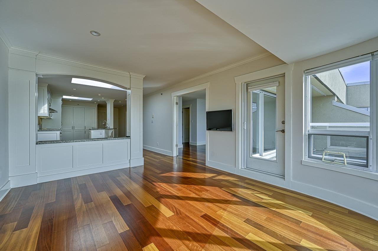 302-2455 Bellevue Ave