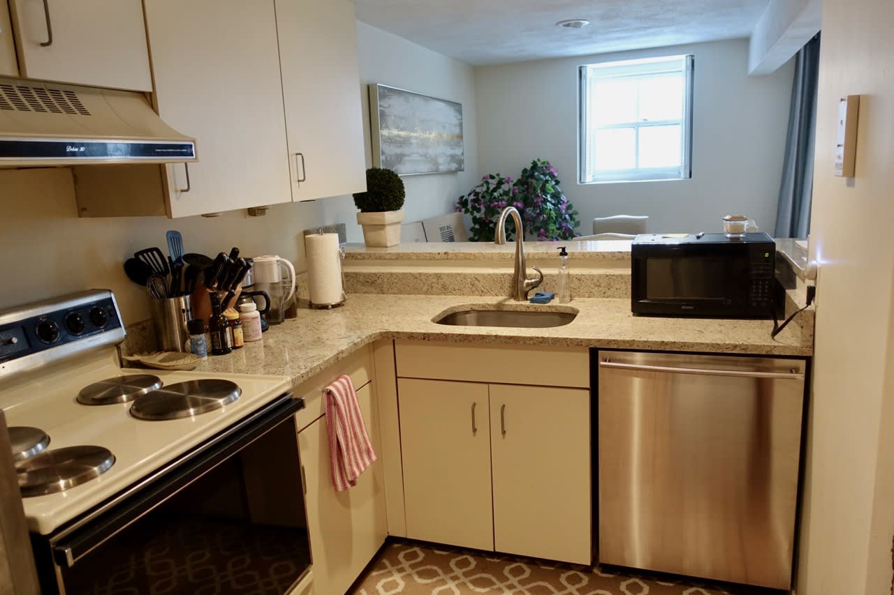 Worcester Square - 1.5 / 1 bed w. Parking, Laundry and Yard - Pets Negotiable! 