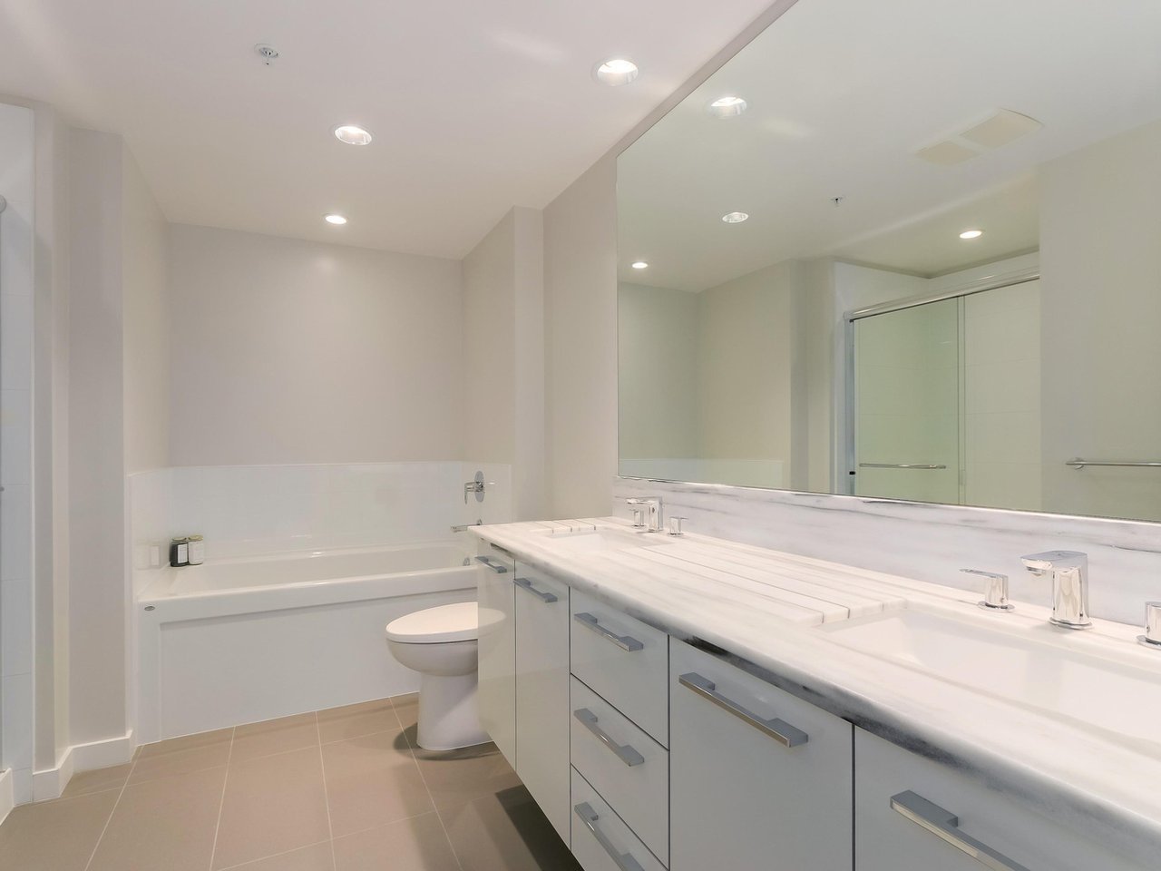 501-3093 Windsor Gate