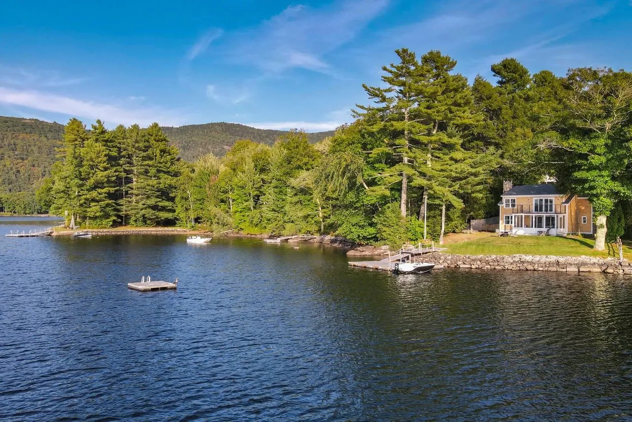 Megunticook Lake Luxury Rental with Private Dock & Guest House
