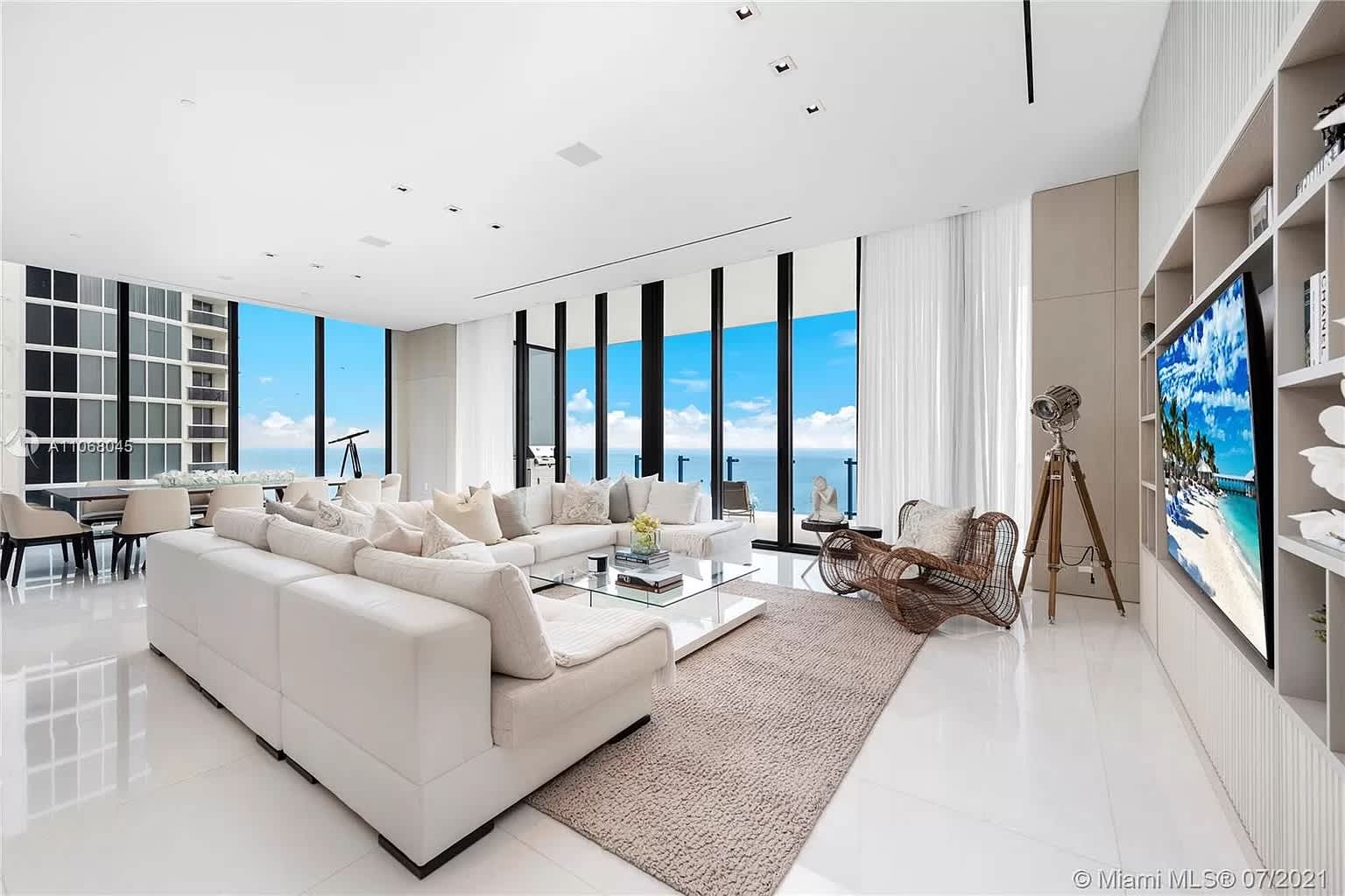 17141 Collins Avenue, 2501