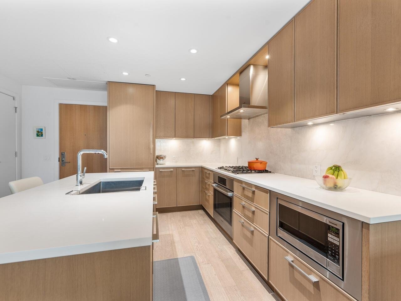 302-3220 Connaught Cres