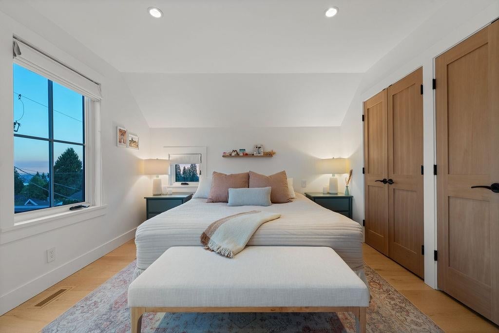 230 E 28 St
