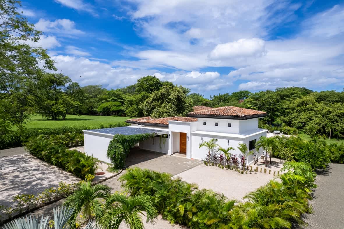 Casa Eloisa | 4 Bedroom Contemporary Home in Hacienda Pinilla