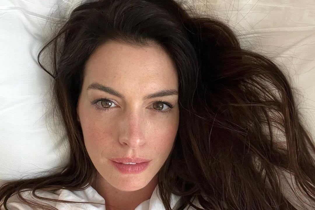 Embrace Midimalism: How Anne Hathaway's Entryway Sets the Perfect Trend for 2025