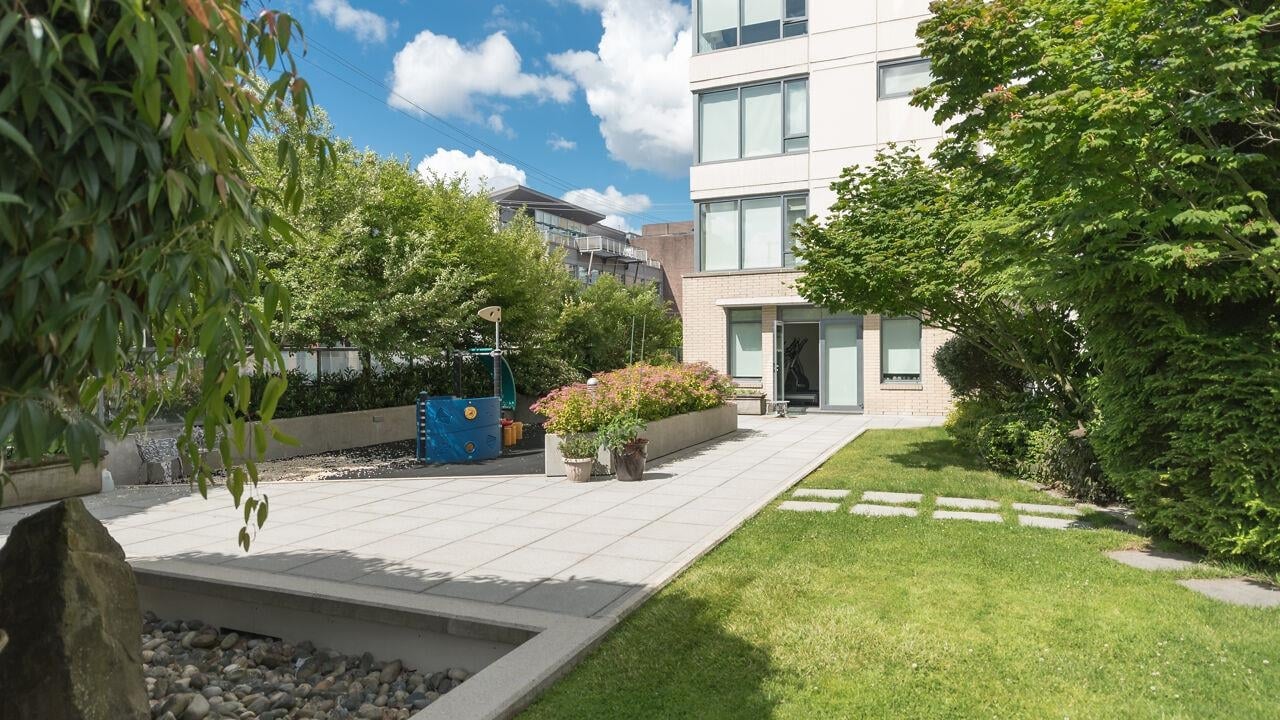 1102-1690 W 8th Ave