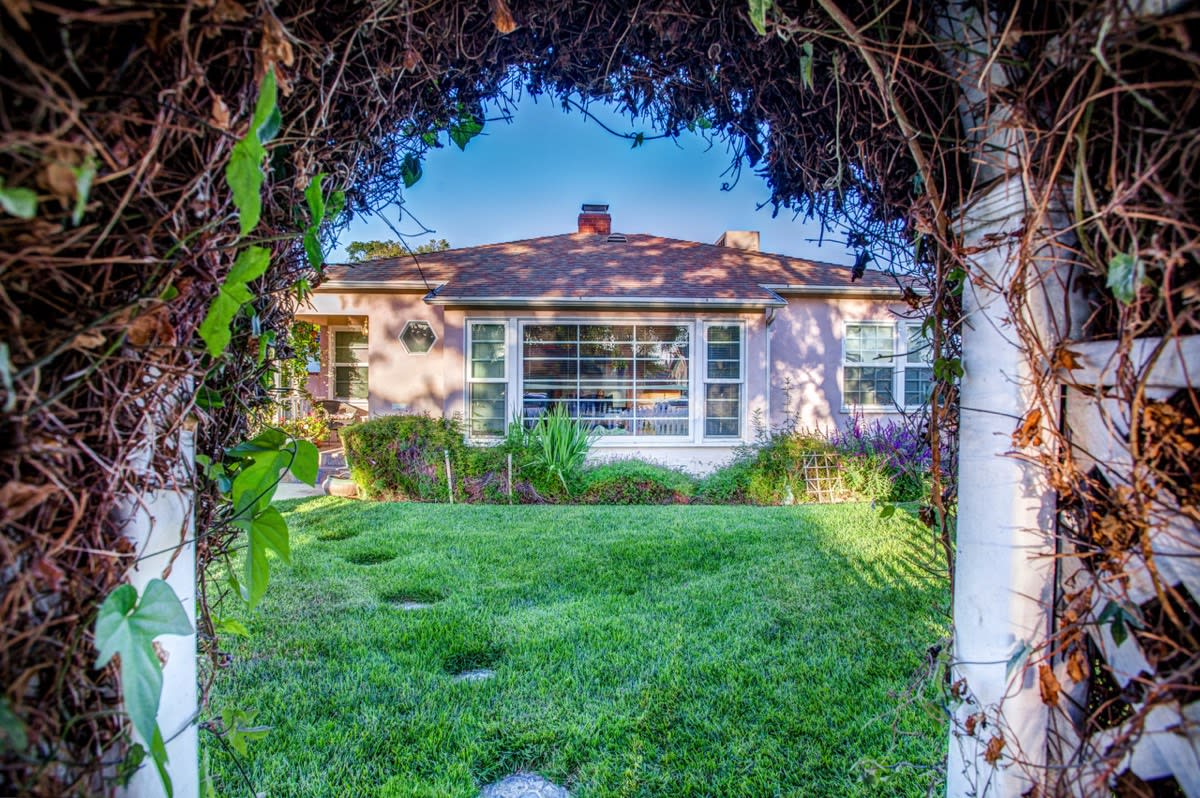 5738 Irvine Ave Valley Village, CA