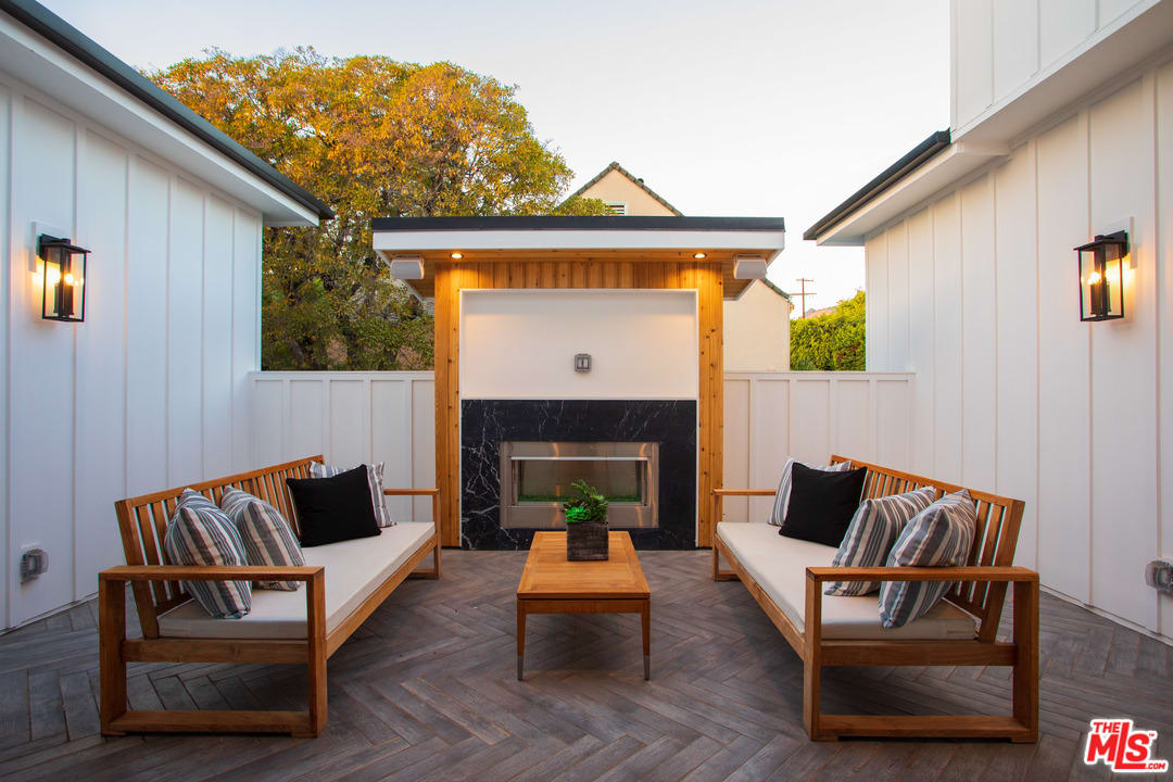 An inviting, newly built compound in Los Feliz