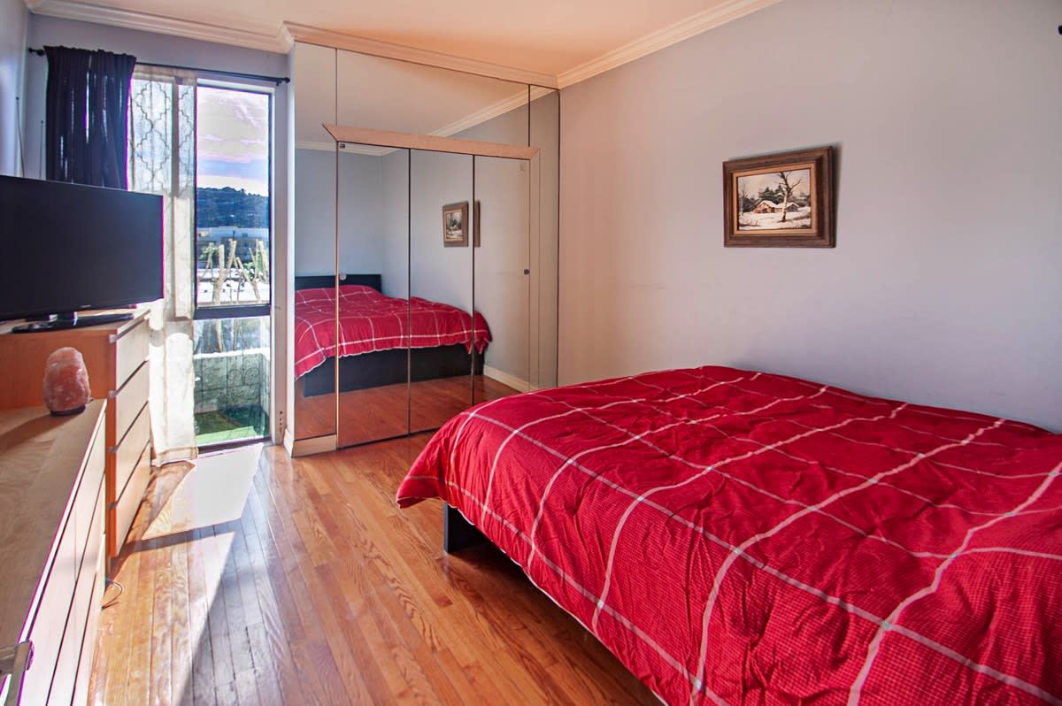 10861 Moorpark St 205 Toluca Lake CA