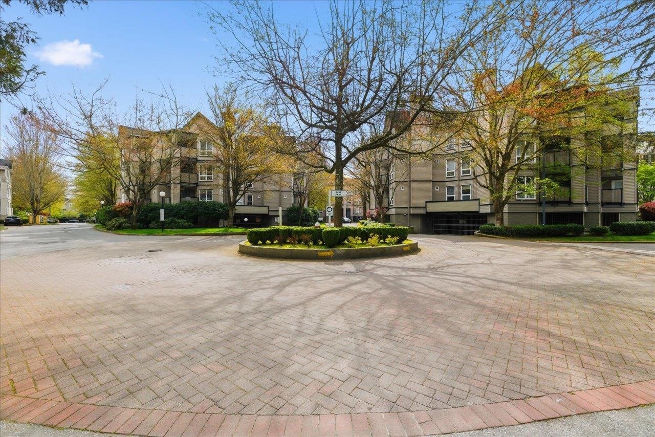 214-7435 Moffatt Rd