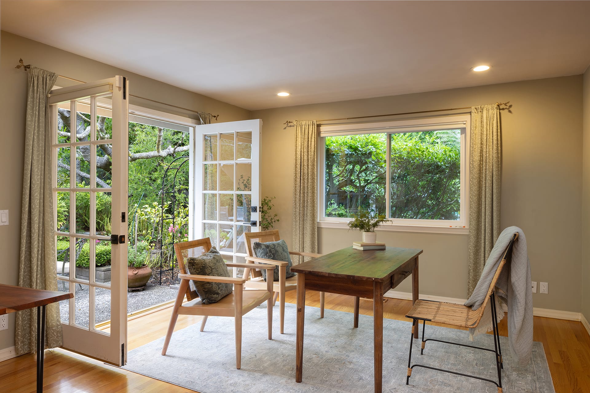 Spacious Monterey Haven - 450 Dry Creek Road