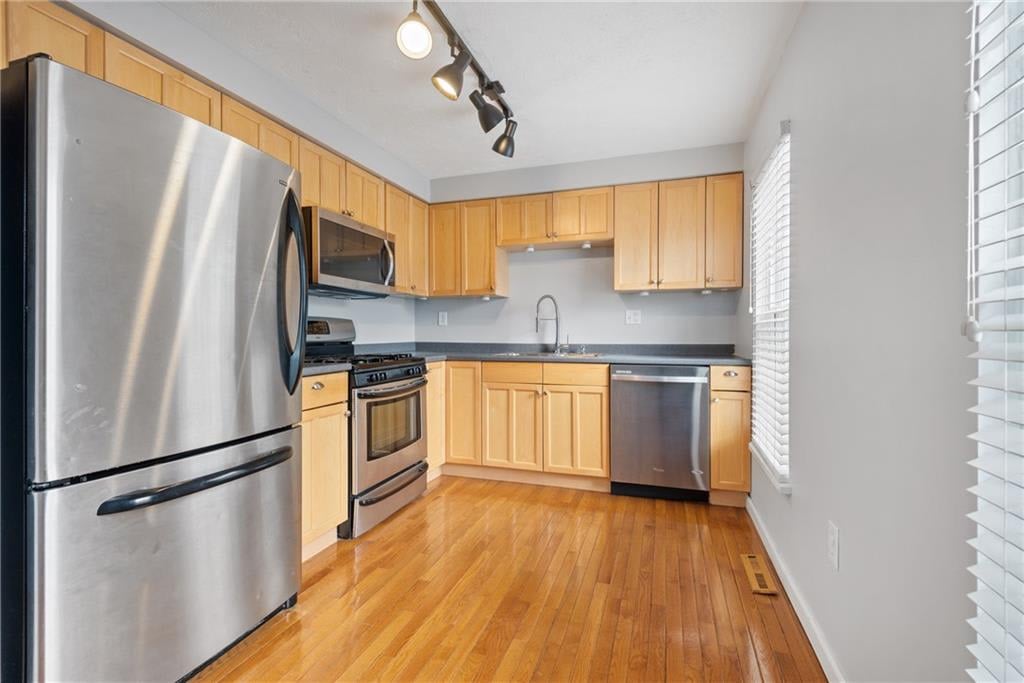 1401 Harewood Sq