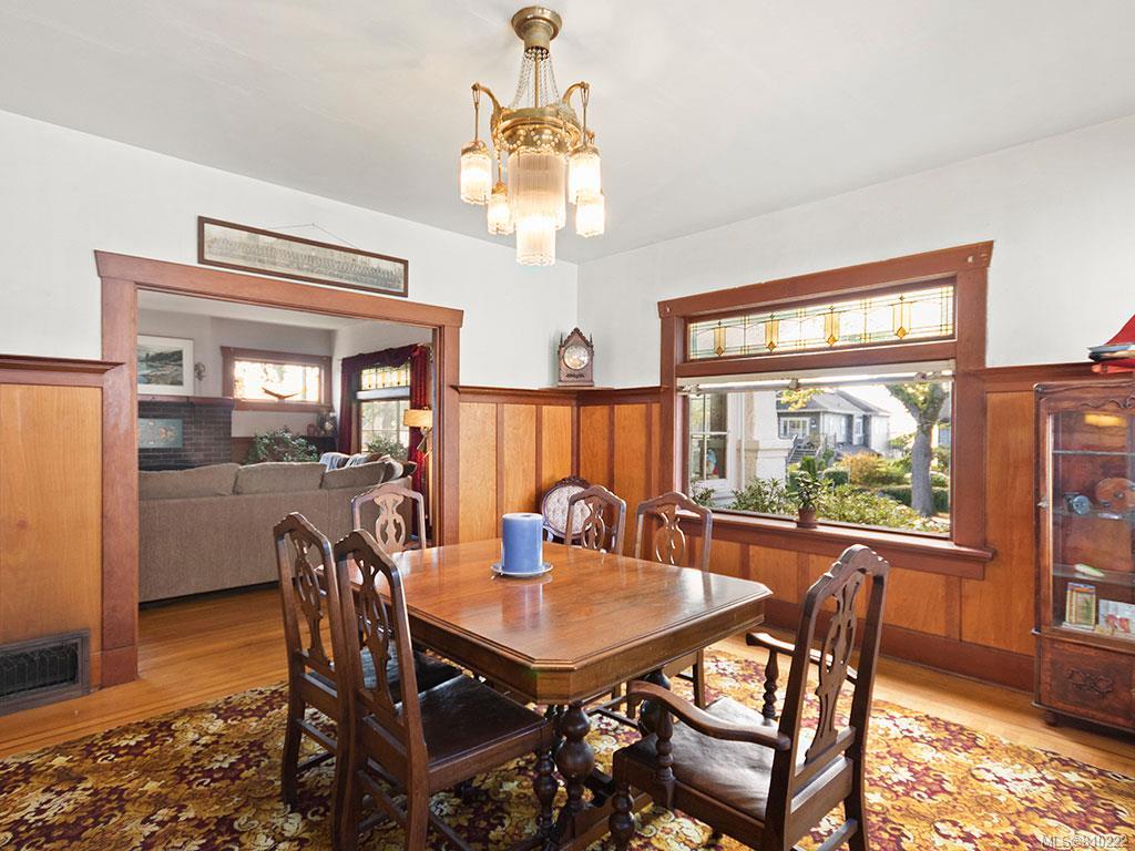 1734 Hollywood Cres