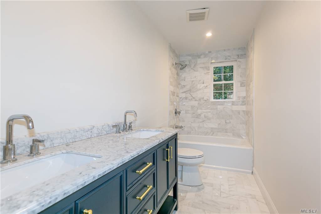 380 Woodbury Rd, Woodbury