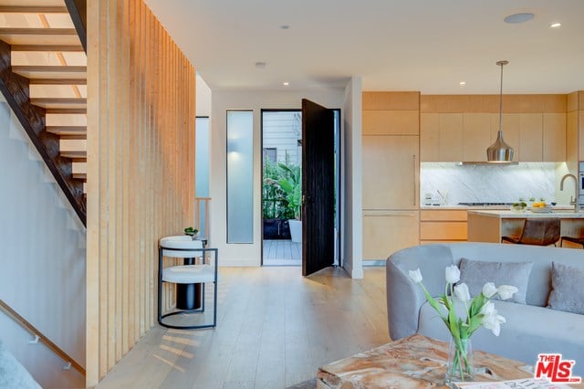 6876 Pacific View Dr