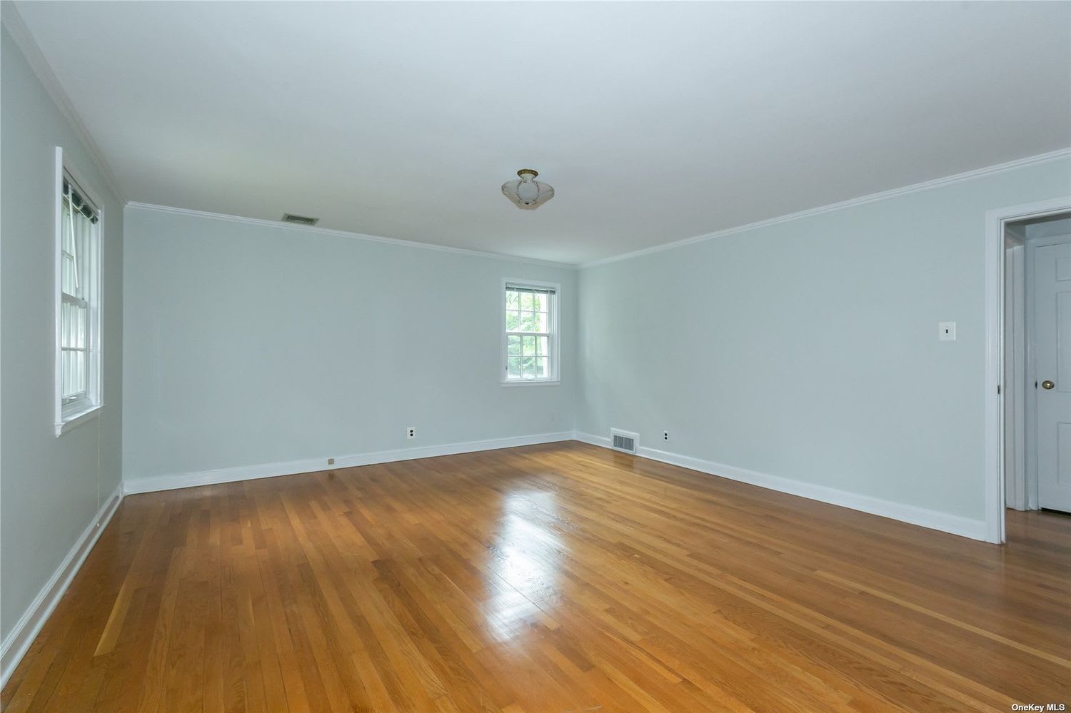 30 Colonial Dr, Huntington