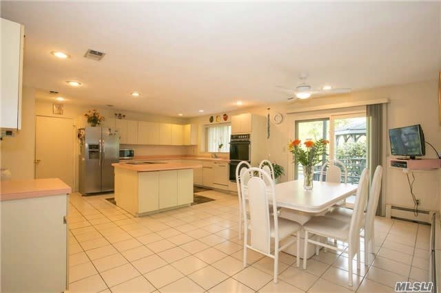10 Golf Ct, Syosset