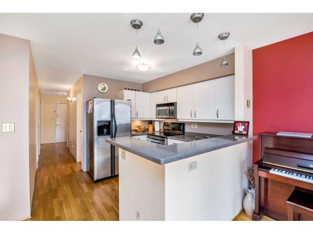 203-838 W 14th Ave