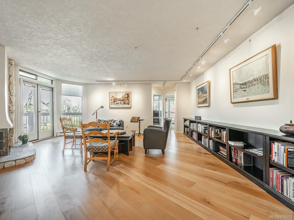 202-2119 Oak Bay Ave