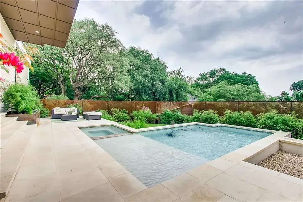 402 Westbrook Dr