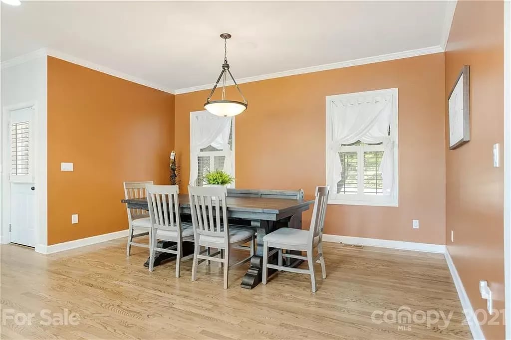 102 Brookhollow Dr
