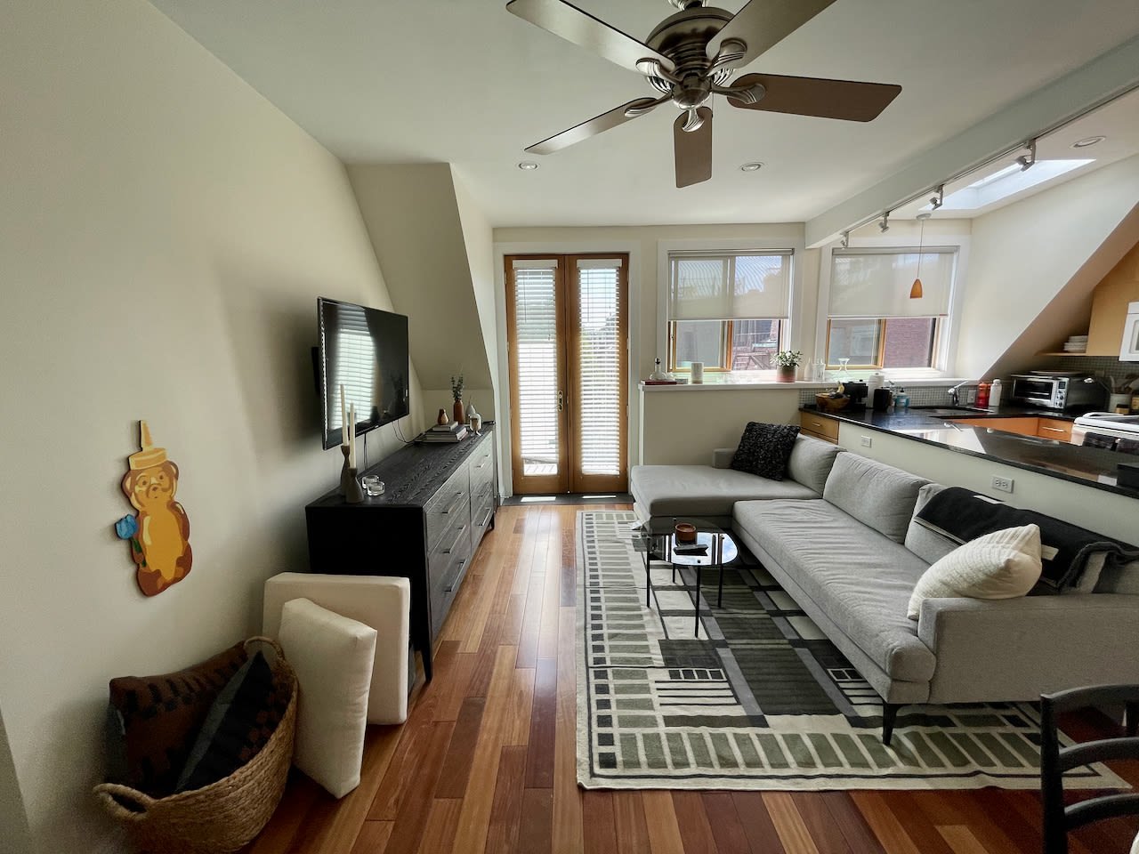 Clarendon @ Tremont Penthouse 1 bed 1 bath w. Private Patio & Laundry in-unit! 