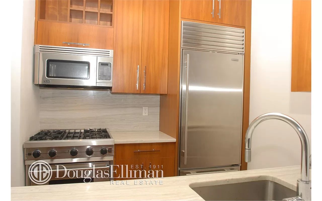 88 Greenwich Street Unit: 1218