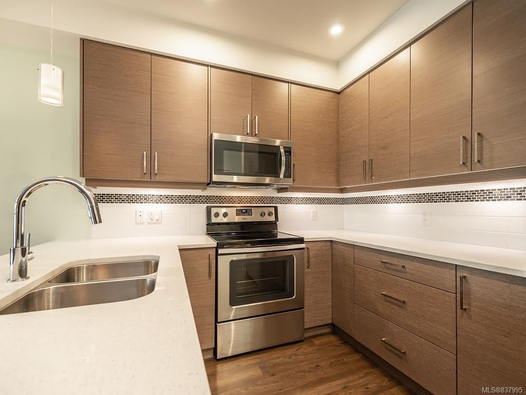302-7111 W Saanich Rd